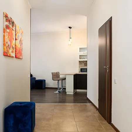 Lights With Two Bedrooms In The Center Of Apartment *