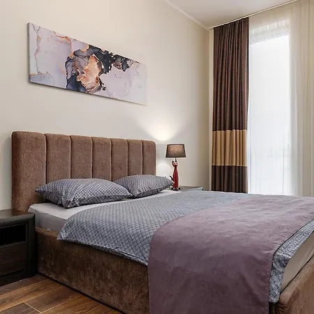 Lights With Two Bedrooms In The Center Of *